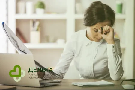 Девушка испытывает стресс